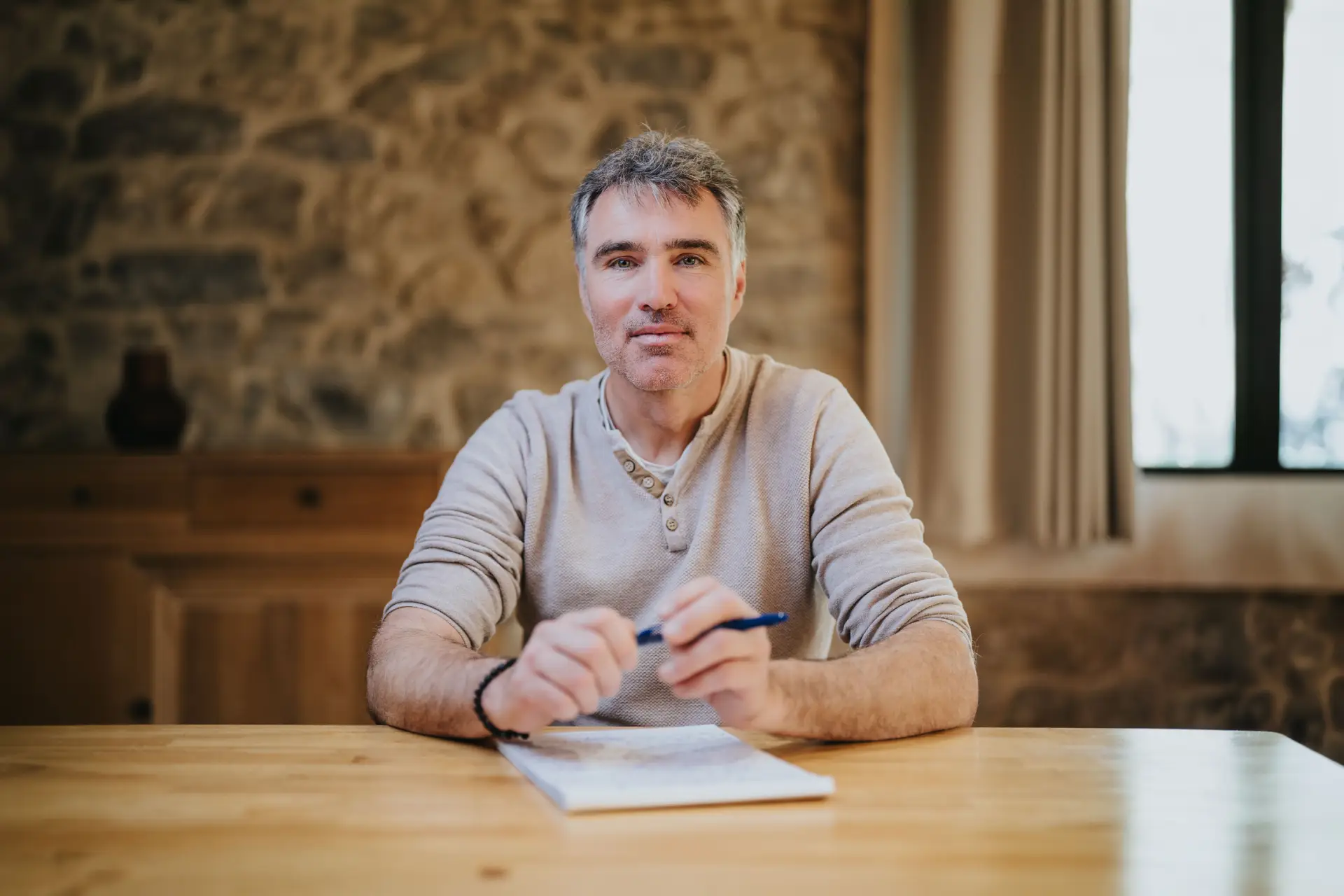 Yannick HEBRAS, Préparateur Mental <br>et Émotionnel du Cavalier (partout en France), avec un air accueillant