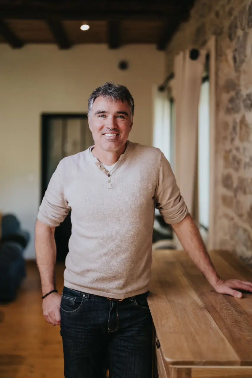 Yannick HEBRAS, Préparateur Mental <br>et Émotionnel du Cavalier (partout en France), avec un air accueillant